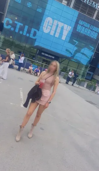 Julie, 28