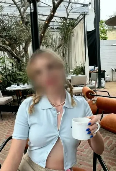 Karoline, 27